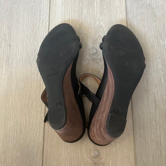 Vionic 'Emmy' Women's 8M Lizard Orthotic Comfort Sandal Black Leather Wedge - Picture 4 of 7